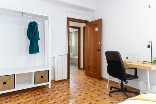 Tasteful double bedroom next to Porta dels Serrans