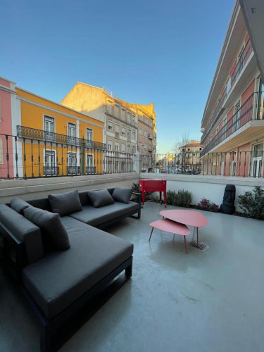 Lovely one bedroom with a superb balcony on the highest hill of Lisbon.