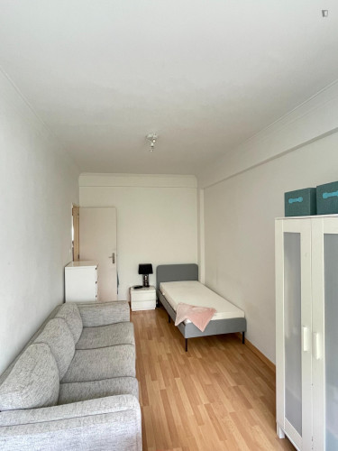 Lovely single bedroom next to Colégio Militar metro station