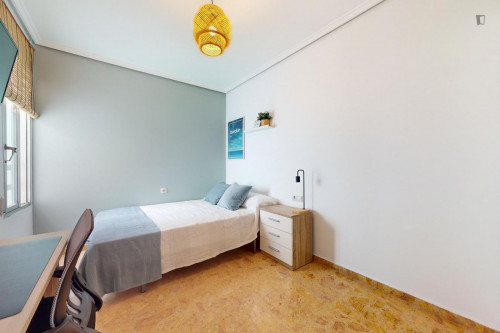 Cozy single bedroom
