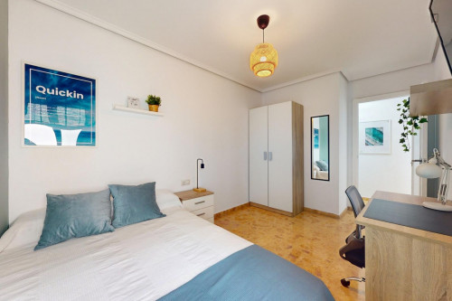 Cozy single bedroom