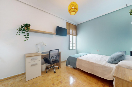 Cozy single bedroom