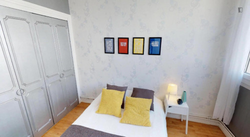 Bright double bedroom in a 3-Bedroom apartment close to Garibaldi metro station
