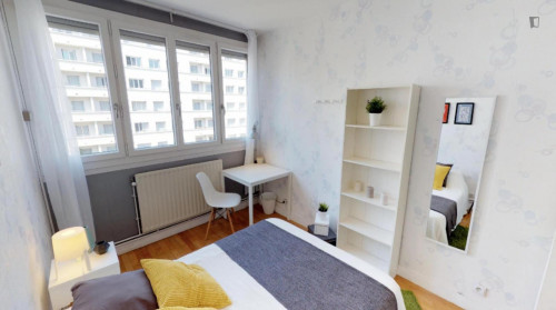 Bright double bedroom in a 3-Bedroom apartment close to Garibaldi metro station