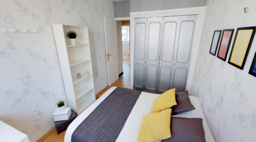 Bright double bedroom in a 3-Bedroom apartment close to Garibaldi metro station