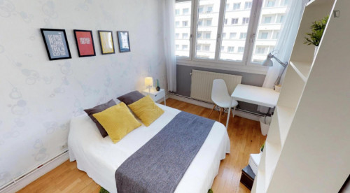 Bright double bedroom in a 3-Bedroom apartment close to Garibaldi metro station