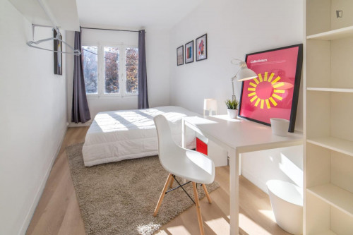 Appealing double bedroom near Aqueduc Saint-Clément