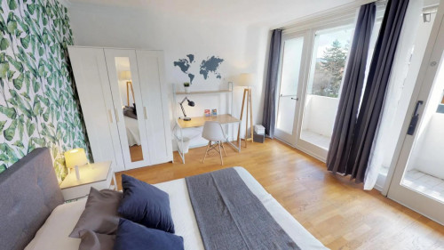 Large double bedroom with a balcony, in Euralille