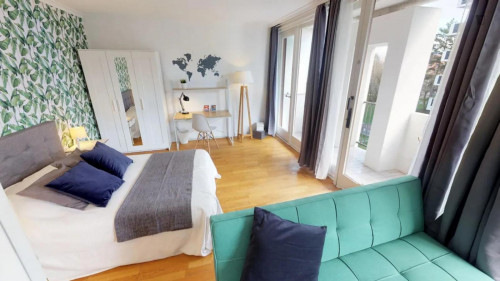 Large double bedroom with a balcony, in Euralille