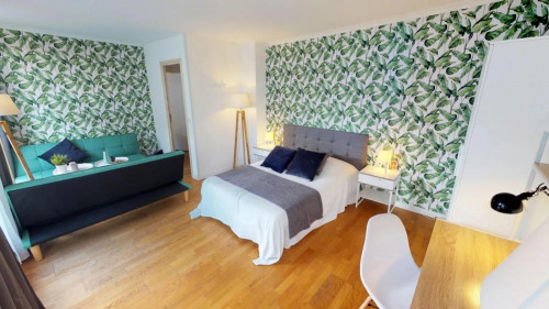 Large double bedroom with a balcony, in Euralille