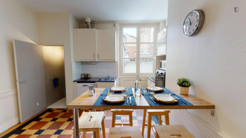 Welcoming double bedroom near the Hôtel de Ville L. Pradel metro - Gallery - 12