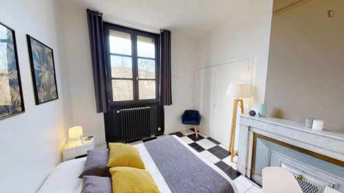 Welcoming double bedroom near the Hôtel de Ville L. Pradel metro