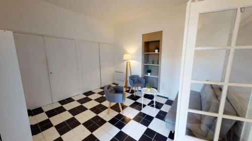 Welcoming double bedroom near the Hôtel de Ville L. Pradel metro  - Gallery -  5