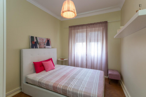 Colourful double bedroom next to Senhor Roubado metro station