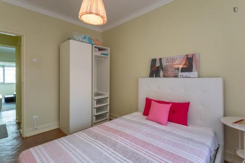 Colourful double bedroom next to Senhor Roubado metro station