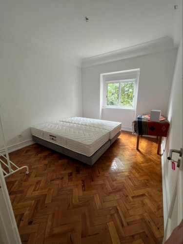 Spacious twin bedroom near the Roma-Areeiro metro station