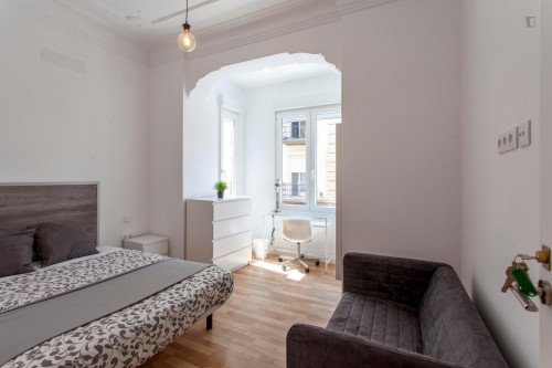 Spacious double bedroom close to Universidad Europea de Valencia