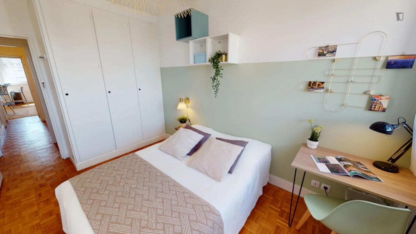  Cute Double Bedroom Close To Millennium Park  -  Cute double bedroom close to Millennium Park  - Gallery -  1