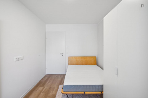 Homely single bedroom in residential Lend