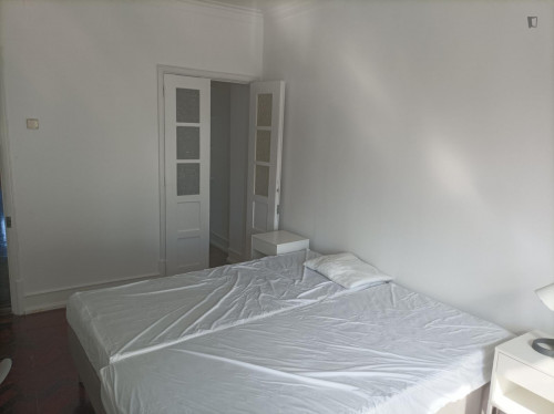 Bright double bedroom with a balcony, in Roma-Areeiro