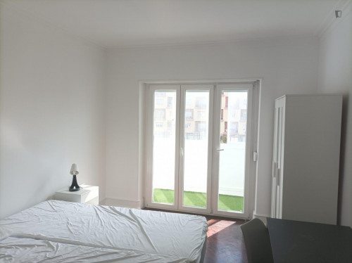 Bright double bedroom with a balcony, in Roma-Areeiro