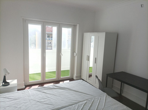 Bright double bedroom with a balcony, in Roma-Areeiro