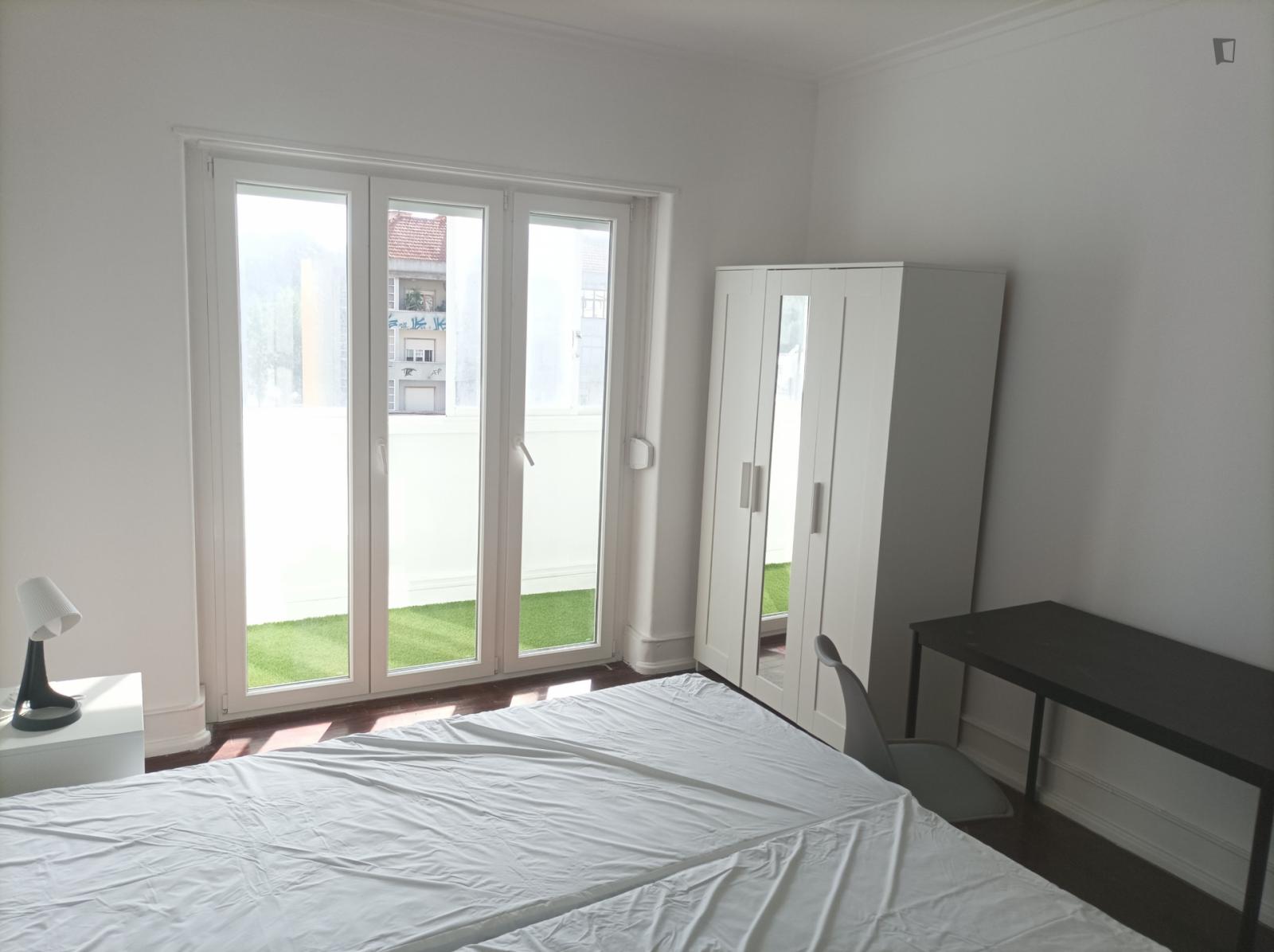  Bright Double Bedroom With A Balcony, In Roma-Areeiro  -  Bright double bedroom with a balcony, in Roma-Areeiro  - Gallery -  1