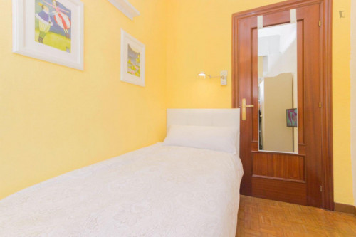 Charming single bedroom in a 5-bedroom apartment