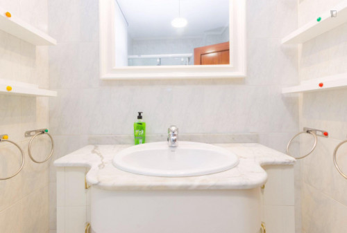 Charming single bedroom in a 5-bedroom apartment