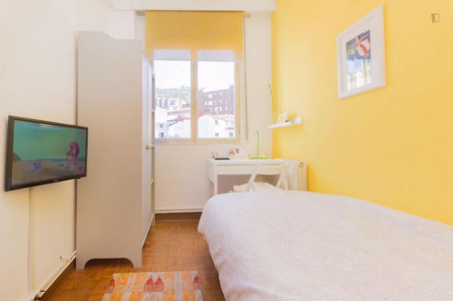 Charming single bedroom in a 5-bedroom apartment