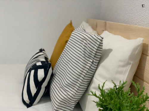 Double bedroom in a 3-bedroom apartment near Parc lo Morant