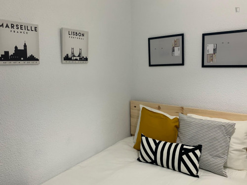 Double bedroom in a 3-bedroom apartment near Parc lo Morant