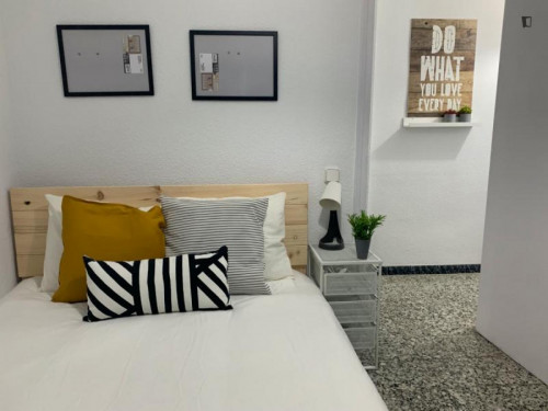 Double bedroom in a 3-bedroom apartment near Parc lo Morant