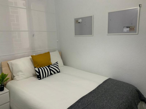 Double bedroom in a 3-bedroom apartment near Parc lo Morant