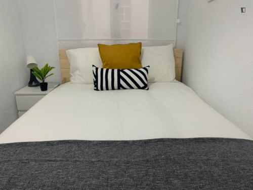 Double bedroom in a 3-bedroom apartment near Parc lo Morant