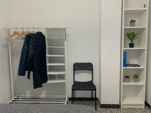 Double bedroom in a 3-bedroom apartment near Parc lo Morant