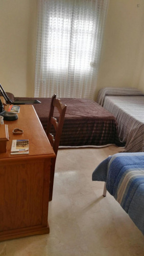 Triple bedroom in a 4-bedroom flat, in residential Sevilla Este - Carretera de Málaga