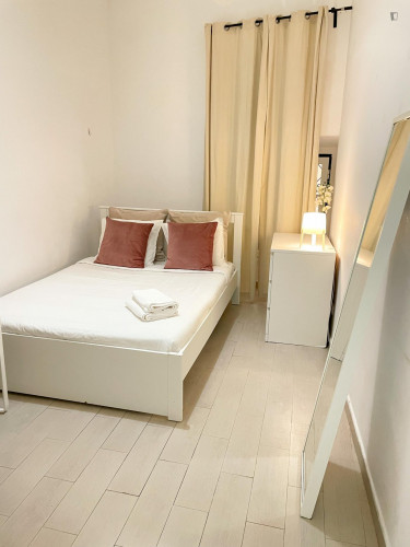 Spacious double room in Santa Apolónia