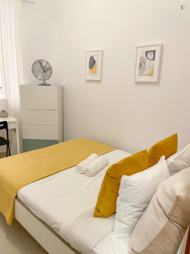 Nice double bedroom in apartment with terrace in Lisbon