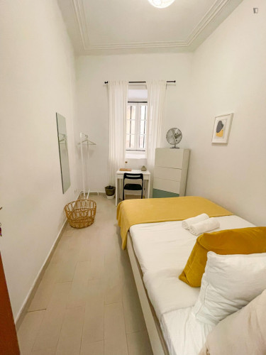 Nice double bedroom in apartment with terrace in Lisbon