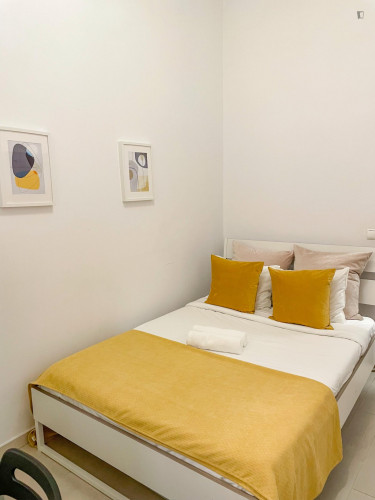 Nice double bedroom in apartment with terrace in Lisbon
