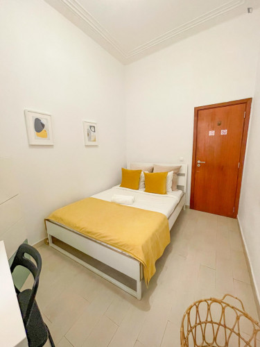 Nice double bedroom in apartment with terrace in Lisbon