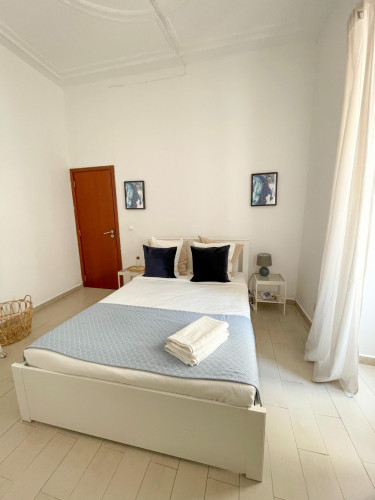 Lovely room in apartment with terrace in Lisbon