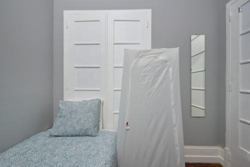 Smart single bedroom close to Nova FCSH