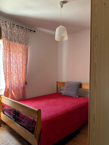 Lovely double bedroom in Casal de Cambra
