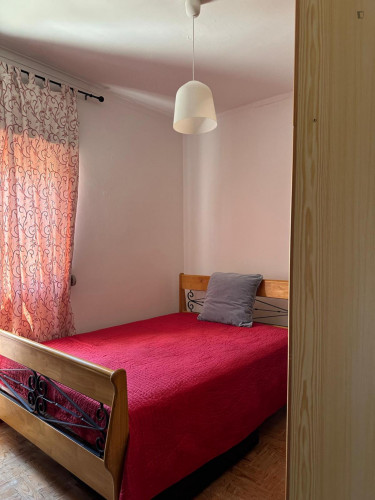 Lovely double bedroom in Casal de Cambra