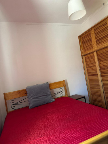 Lovely double bedroom in Casal de Cambra