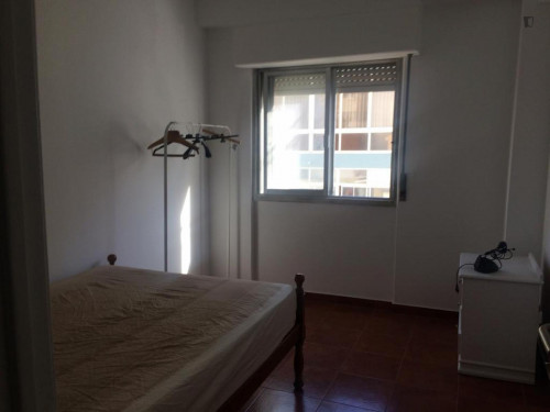 Comfy double bedroom in Odivelas