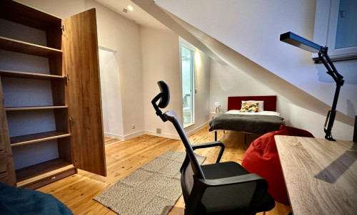 Bright single ensuite bedroom in a 5-bedroom flat