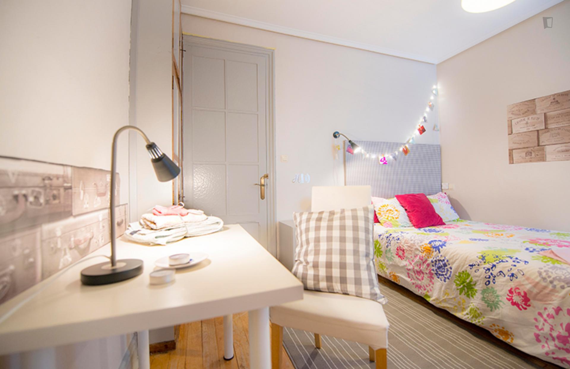 Really neat double bedroom in a 5-bedroom flat, near the Casco Viejo metro